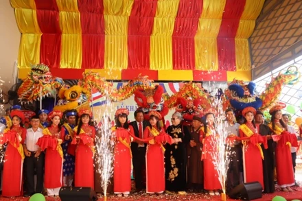 Các mạnh thường quân cắt băng khánh thành Mái ấm nhân ái.