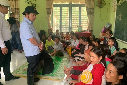  Chủ tịch UBND tỉnh Quảng Ngãi Đặng Văn Minh động viên bà con thôn Gò Tranh Giữa, xã Long Sơn được đưa đi sơ tán tại Trường mẫu giáo Long Sơn. Ảnh: HIỀN CỪ.