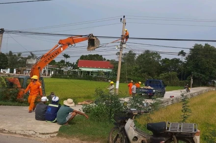 Công nhân Công ty Điện lực Bình Định nỗ lực khắc phục sự cố lưới điện do sau bão số 9 gây ra.