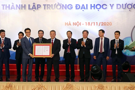 Phó Thủ tướng Vũ Đức Đam trao Quyết định của Thủ tướng Chính phủ thành lập Trường đại học Y dược. Ảnh: VGP/Đình Nam.