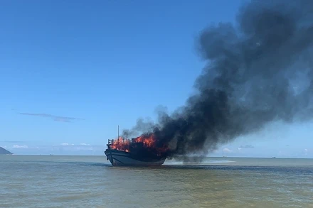 Tàu QNa-1248 bốc cháy dữ dội.