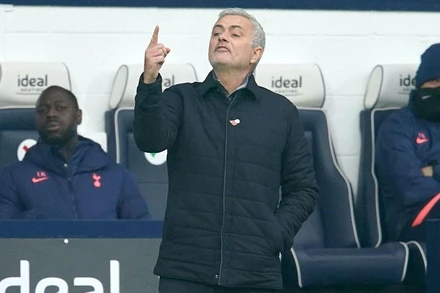 Tottenham bay cao và Mourinho lấy lại phong độ cũ.