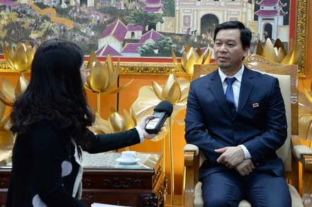 Phó Tổng Giám đốc Đài Tiếng nói Việt Nam (TNVN) Ngô Minh Hiển trả lời phỏng vấn báo chí.