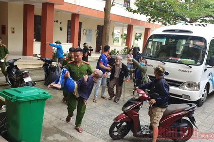 Đà Nẵng sơ tán người dân đến nơi an toàn để tránh bão số 13.