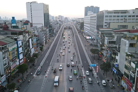Đường vành đai 2 trên cao đoạn Ngã Tư Sở-Ngã Tư Vọng khá thông thoáng trong ngày đầu đưa vào khai thác