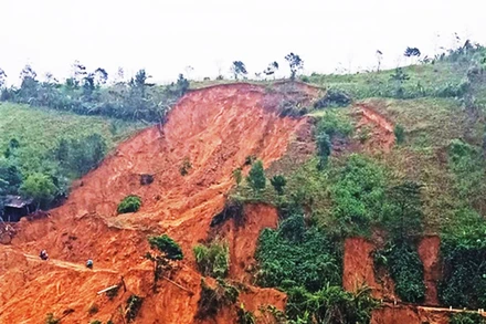 Hằng ngày, nhiều người đi dưới chân quả núi đã sạt lở ở thôn Tà Rùng và hiện trên đỉnh đang có đường nứt mới.