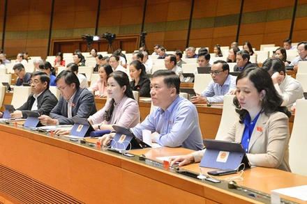 Đại biểu Quốc hội tiến hành biểu quyết bằng hệ thống điện tử.