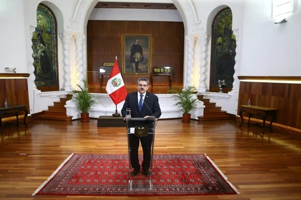 Tổng thống lâm thời Peru Manuel Merino thông báo từ chức. (Ảnh: AP)