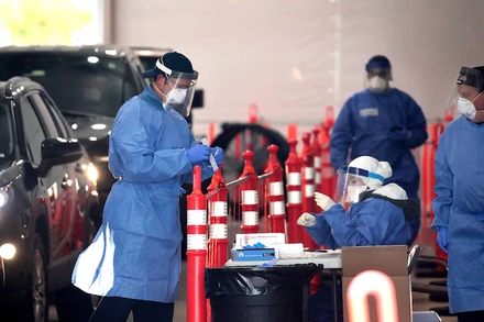 Một điểm xét nghiệm Covid-19 lưu động tại Milwaukee, bang Wisconsin, ngày 29-10-2020. (Ảnh: Getty Images/CNN)