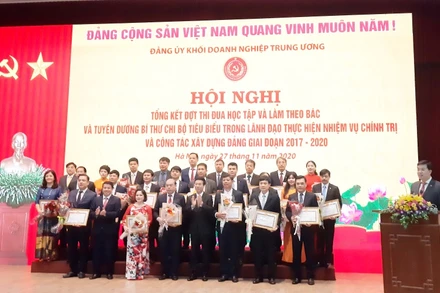 Đảng ủy Khối DNTƯ tuyên dương các tập thể, cá nhân; biểu dương các đồng chí bí thư chi bộ tiêu biểu.
