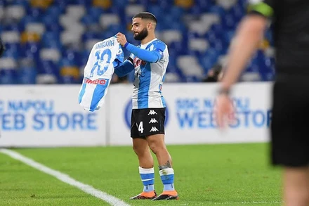 Insigne tri ân huyền thoại Maradona sau khi ghi bàn mở tỷ số. (Ảnh: SSC Napoli)
