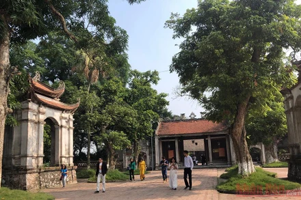 Du khách tham quan đền Chử Đồng Tử.