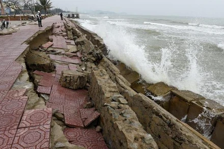 Hệ thống kè ở quảng trường Bình Minh bị sóng đánh vỡ toác.