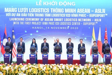 Các nhà lãnh đạo bấm nút khởi động Mạng lưới Logistics thông minh ASEAN với dự án đầu tiên “Trung tâm Logistics ICD Vĩnh Phúc (SuperPort)”.