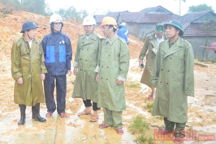 Chủ tịch UBND tỉnh Quảng Ngãi Đặng Văn Minh thị sát khu vực sạt lở núi tại thôn Cưa, xã Trà Hiệp, huyện Trà Bồng. (Ảnh: HIỂN CỪ)