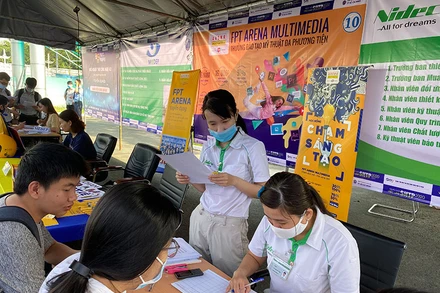 Sàn GDVL sáng 19-11 tại Khu công nghệ cao, quận 9 thu hút rất đông người lao động tìm kiếm việc làm.