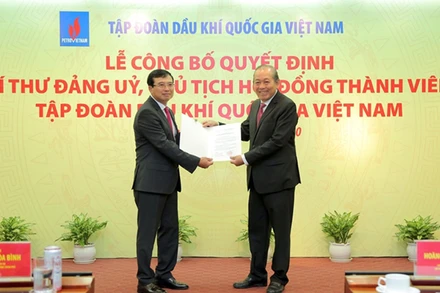 Phó Thủ tướng Thường trực Chính phủ Trương Hoà Bình trao Quyết định bổ nhiệm Chủ tịch HĐTV Petrovietnam cho đồng chí Hoàng Quốc Vượng.