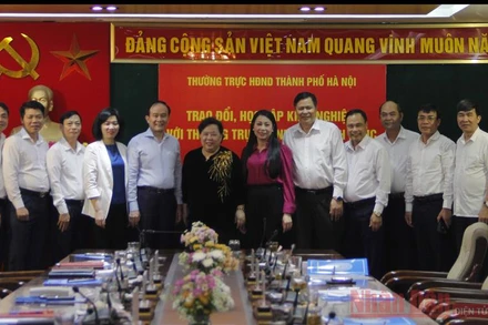 Thường trực HĐND TP Hà Nội và Thường trực HĐND tỉnh Vĩnh Phúc chụp ảnh lưu niệm.