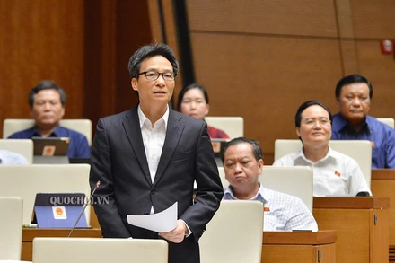 Phó Thủ tướng Chính phủ Vũ Đức Đam trao đổi về vấn đề SGK tại phiên thảo luận tại hội trường Kỳ họp thứ 10, Quốc hội khoá XIV, ngày 4-11.