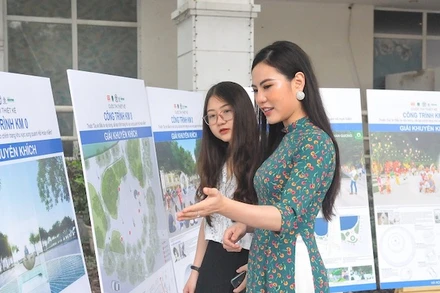 Người dân đến tham quan triển lãm thiết kế cột Km0.