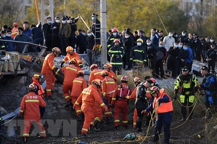Lực lượng cứu hộ làm nhiệm vụ tại hiện trường vụ sập cầu ở thành phố Thiên Tân, Trung Quốc.