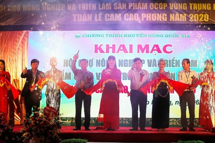 Các đại biểu cắt băng khai mạc Hội chợ.