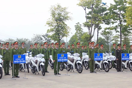 Lực lượng công an chính quy tại các xã, phường, thị trấn tiếp nhận bàn giao xe mô-tô.