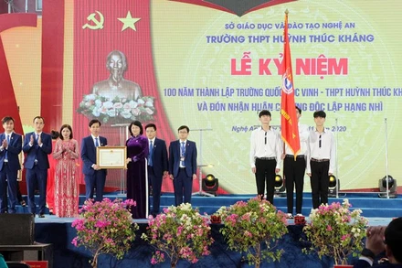 Phó Chủ tịch nước Đặng Thị Ngọc Thịnh tặng Huân chương Độc lập hạng nhì cho Trường THPT Huỳnh Thúc Kháng.