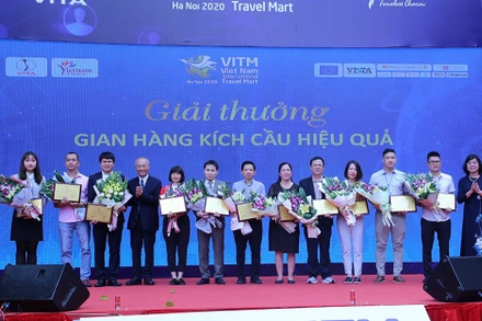 Trao kỷ niệm chương cho 11 gian hàng kích cầu hiệu quả.