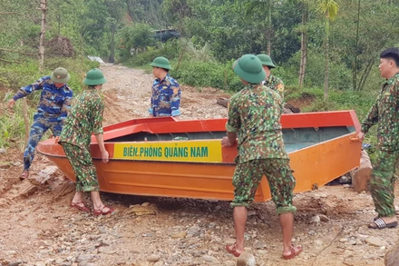 Lực lượng cứu hộ tổ chức tìm kiếm lòng hồ Thủy điện sông Tranh 2 