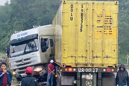 Tư thế Containenr xảy ra tai nạn giao thông tại km 42+932 rất hi hữu và nguy hiểm.