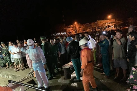 Tàu cứu nạn SAR 274 chuẩn bị vận chuyển bệnh nhân lên tàu về bờ.