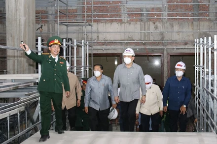 Đại tá Nguyễn Chiến (trái) thông báo Phó Thủ tướng Lào Sonexay Siphandone việc nhiều hạng mục công trình đã thi công đạt 70-100%.