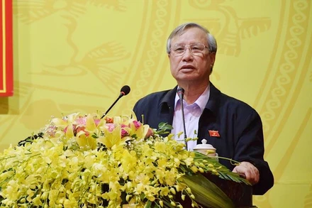 Đồng chí Trần Quốc Vượng phát biểu tại buổi tiếp xúc cử tri.