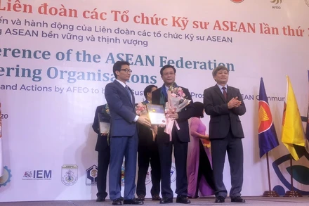 Phó Thủ tướng Vũ Đức Đam trao chứng nhận của Liên đoàn Kỹ sư ASEAN cho các cá nhân có nhiều cống hiến. 