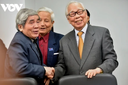 Nhà báo Phan Quang (bìa phải) cùng các nhà giáo, nhà báo lão thành. (Ảnh: VOV)