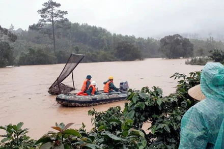 Triển khai lực lượng tìm kiếm hai du khách mất tích.
