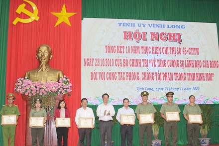 Lãnh đạo tỉnh Vĩnh Long trao Bằng khen cho các cá nhân có thành tích xuất sắc trong thực hiện Chỉ thị 48-CT/TW của Bộ Chính trị vào sáng 24-11. 