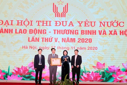 Phó Chủ tịch nước Đặng Thị Ngọc Thịnh trao tặng Huân chương Lao động hạng Nhì cho tập thể Vụ Bảo hiểm xã hội.