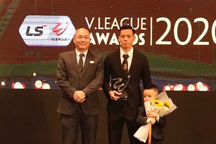 Văn Quyết nhận giải Cầu thủ xuất sắc nhất.