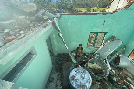 Là hộ cận nghèo, sau bão nhà ông Nguyễn Thanh Hải ở thôn Dương Quang (xã Đức Thắng, huyện Mộ Đức) chỉ còn đống đổ nát. 