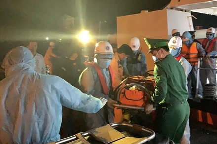 Thuyền viên được đưa về bờ an toàn.