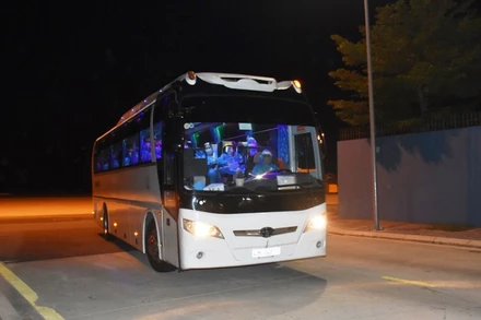 Lực lượng chức năng TP Đà Nẵng tiếp nhận, cách ly 240 công dân về từ Hàn Quốc.