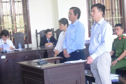 Các bị cáo nghe tòa tuyên án.