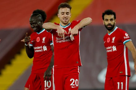 Tân binh Jota (giữa) tỏa sáng, ghi bàn quyết định giúp Liverpool thắng West Ham 2-1.