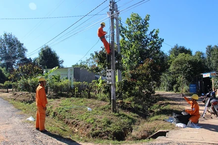 Thi công công trình “Thắp sáng đường quê” tại thôn Tê Rông, xã Văn Lem, huyện Đăk Tô.