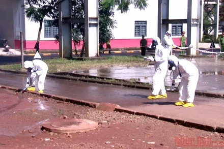 Lực lượng Viện Nghiên cứu hạt nhân kiểm tra mức độ ô nhiễm phóng xạ.