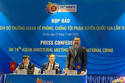 Lãnh đạo Bộ Công an trả lời một số câu hỏi của phóng viên các cơ quan thông tấn báo chí. (Ảnh: LÊ TÚ)