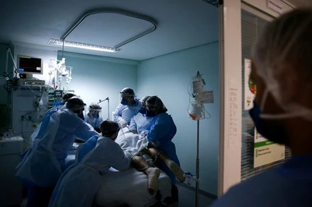 Các nhân viên y tế đang chăm sóc bệnh nhân ICU trong bối cảnh dịch Covid-19 tại Porto Alegre, Brazil. Ảnh: Reuters
