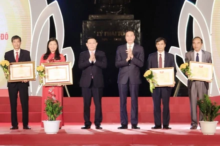 Bí thư Thành ủy TP Hà Nội Vương Đình Huệ và Phó Chủ tịch Ủy ban T.Ư MTTQ Việt Nam Phùng Khánh Tài trao Bằng khen của Thủ tướng Chính phủ, Bằng khen của Ủy ban T.Ư MTTQ Việt Nam cho các cá nhân có thành tích xuất sắc.